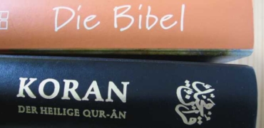 Bibel auf einem Koran